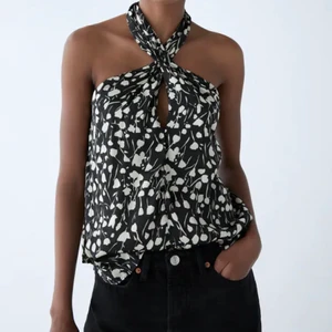 Zara topp - Intressekoll på denna otroligt snygga zaratoppen! Helt slutsåld. Lånad andra bild av @feliciaekman. Helt oanvänd med lappar kvar, buda privat, köpare står för frakt, kontakta vid intresse!