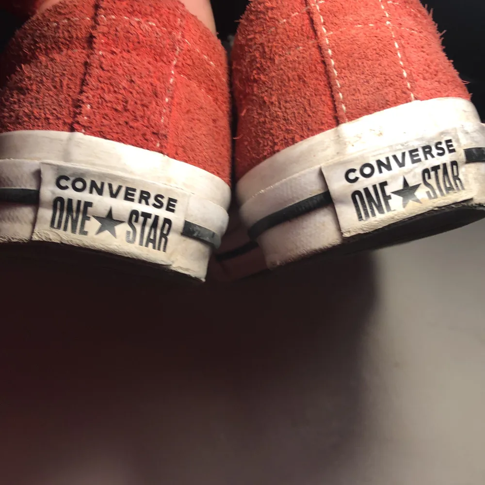 skitsnygga röda converse one stars köpte på plick för två år sedan, väl använda men ända tecknet på det är att sulan är trasig i hälen på båda skorna, men det känns inte när man har dem på sig. inte använda på ca ett år . Skor.