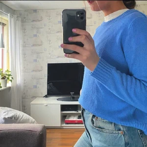 Blå stickad tröja ✌🏼✌🏼 - Säljer denna söta stickade tröja 🦋  Använd fåtal gånger så skicket är bra! Tveka inte på att höra av dig om du har några funderingar eller är intresserad 😝🦋