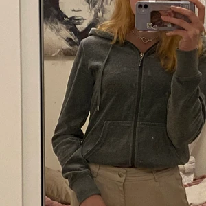 Grå tröja i velour - Jag säljer denna tröja från Cubus. Har använt den några få gånger men den har mest legat i garderoben. Mysig och gott skick.