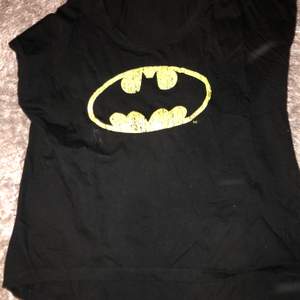 Tshirt med Batman tryck (dock lite slitet) 