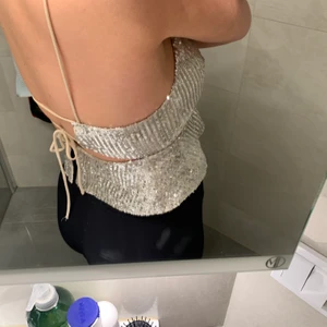 GLITTER TOPP - glitter topp från zara, använd en gång under en temafest. har tyvärr inte fått någon mer användning utav den. super fin i ryggen och framtill! banden baktill går att justera. finns att hämta i vasastan, annars postar jag gärna men då står du för frakten.