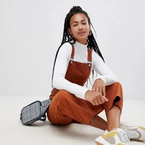 Hängselbyxor - Supercoola hängselbyxor från monki i brun/burnt orange färg. Behöver strykas, storlek xs💫