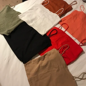 Toppar från Gina  - Säljer dessa 7 fina linnen från Gina då dom inte kommer till användning längre. Dom är i xs,s och m men ungefär lika i storleken 🤎 säljer alla för 200kr & en för 30kr eller högsta bud 🤗 