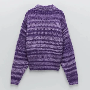 Lila stickad tröja - Super mysig lila stickad tröja från zara, den är i storlek L men skulle säga att det mer är som en S-M. Endast använd 1 gång💜