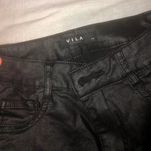 Skinnbyxor  - Säljer mina skinnbyxor som är använda högst 1 gång! Dom är i nyskick och är lite under högmidjade men inte lågmidjade 