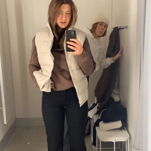 Beige väst - Säljer denna super snygga beiga väst från Zara ( den är belgare i verkligheten) använd 1 gång då jag har flera andra västar. Kom med bud från 170kr! Nypris 399kr köpare står för frakt- 66k💞💞 HÖGSTA Bud: 350kr+frakt höj med 20kr🤍🤍