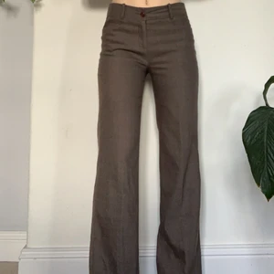 Kostymbyxor - Bruna kostymbyxor som enligt mig är storlek S! Jag är 171 cm och har vanligtvis S. Köparen står för frakt😊