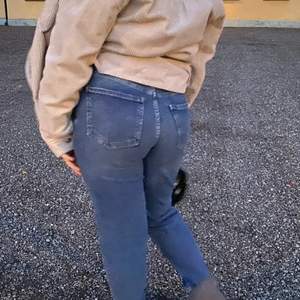 Mörkblåa jeans från Gina Tricot i storlek 34 men dem är lite större i storleken ❤️