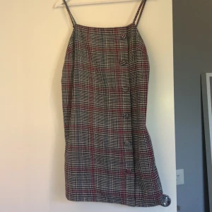 ASOS klänning - Klänning från ASOS i rutigt mönster, använd fåtal gånger. Justerbara band. Frakt inkluderar i pris