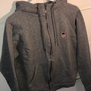 Luvtröja  - Säljs pga att den inte passar mig längre. Använd ett fåtal gånger. Storleken är M men passformen är mer som S.❗️frakt tillkommer❗️