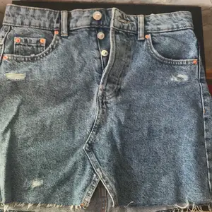 Jeans kjol , använt 2 gånger.  kan mötas upp och levarnas 