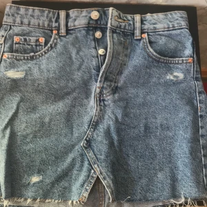 jeans kjol - Jeans kjol , använt 2 gånger.  kan mötas upp och levarnas 