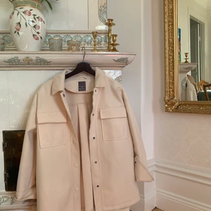 Overshirt - Skitsnygg oversized overshirt från Spanien i storlek XS. Mitt pris: 150kr + Frakt 💫