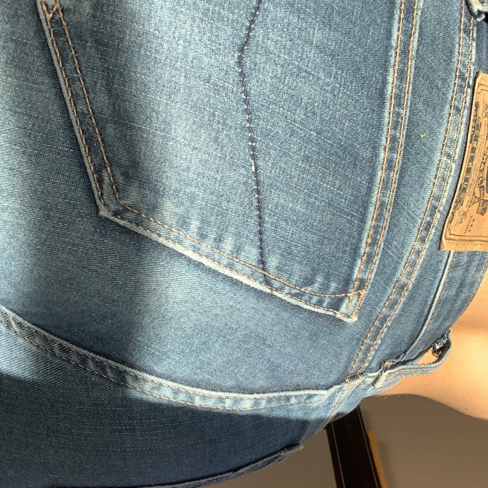 säljer mina superfina mörkblå skinny jeans från crocker . de är väldigt långa så det skulle gå och klippa slits på dem !!😍😍😍😍 otroligt sköna och bra material , jag köpte dem för 600kr och idag är de inte möjliga att få tag i längre !!🥰❤️👍🏻❤️😍. Jeans & Byxor.