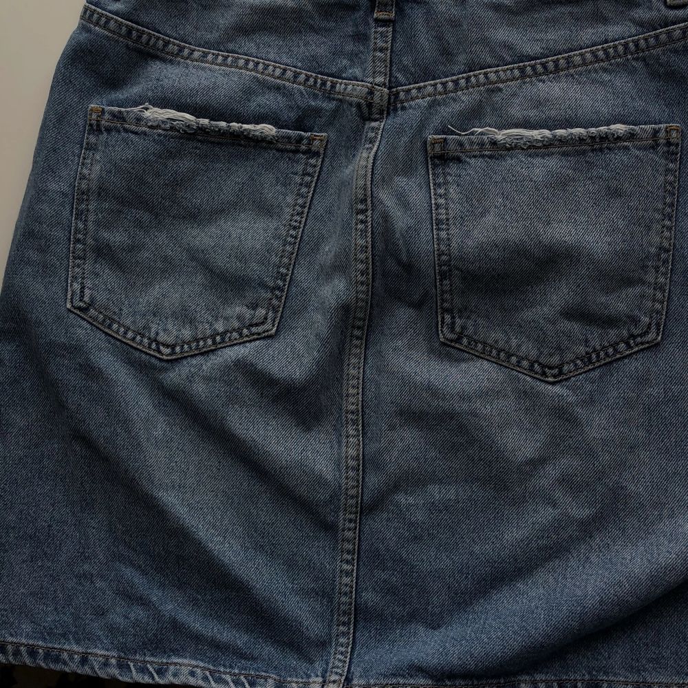 Snygg jeansskjol i denim frĂ„n Gina Tricotđ€ SĂ€ljer pga ej passar mig lĂ€ngre. Storlek 40. AnvĂ€nd fĂ„tal gĂ„nger och dĂ€rmed i bra skick. Detaljer i form av slitningar pĂ„ fickorna. FĂ€rgen Ă€r lite ljusare Ă€n pĂ„ bildenđ€ . Kjolar.