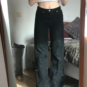 Monki yoko jeans  - Säljer för att dom är för korta för mig (är 166 cm) sitter väldigt tajt i midjan och runt rumpan, skriv privat om du är intresserad!💕  waist: 64.5 cm seat: 88.5 cm KÖPAREN STÅR FÖR FRAKTEN- 66kr