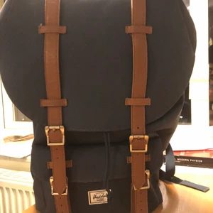 Herschel supply ryggsäck 25 L  - Material: polyester  Datorfack: lämplig för laptops upp till 15 inches Storlek: 28 x 49 x 17 cm (bredd x höjd x djup)  Vikt: 1 kg Volym: 25 L Nypris: ca 1200 kr  Säljes i fint skick