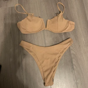 Sjukt snygg bikini - En sjukt snygg bikini. Väldigt bekvämt material, aldrig andvänd då den var förliten.(testade bara överdelen). Trosskyddet sitter kvar. Storlek M
