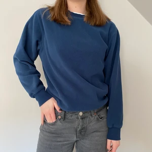 Fleecetröja  - En snygg mörkblå tröja i fleece material från Weekday! Köpt förra året men ej mycket använd💓  köparen står för frakten 