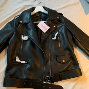 Missguided skinnjacka - Ny skinnjacka från missguided som aldrig är använd, prislappen är kvar. Storlek 36 😚