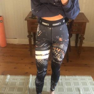 Stronger tights - Träningstights från stronges i storlek Xs, som nya bara använt ett par gånger. Säljer dess för 400kr + frakt ord. Pris är 799kr