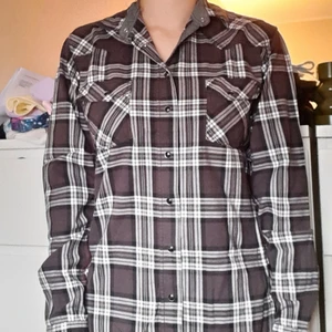 Skjorta men svart/grå/vit - Skjorta knappt använd men väldigt skön och snygg! Slim fit. 