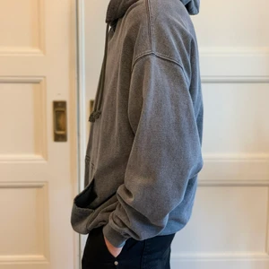 ASOS hoodie - Oversized hoodie storlek: Small. Skick: 10/10. Har enbart använts 3 gånger pga av fel storlek. Modell är 184 cm lång och väger 60 kg