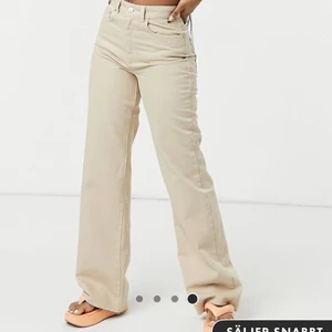 VIDA JEANS - Svinsnygga beiga jeans från Stradivarius men köpta på asos i strl 36. Tycker att de är lite små på mig men hann inte skicka tillbaka så försöker sälja här. Första två bilderna är från asos hemsida och på de bilderna stämmer färgen bäst. De är ”fransiga” längst ned och passar mig i längden som är 1.75 men går att klippa av utan att det syns. Nypris 259:- mitt pris 220:- Eventuell frakt betalas av köparen! Skriv för fler bilder :)