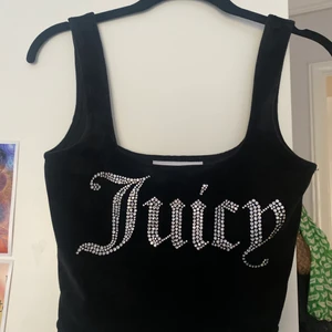 Juicy couture topp  - Oanvänd juicy topp köpt från Urban outfittets😋 skitfin och mysig och snygg!!👍🏻👍🏻