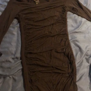 klänning  - klänning med ”pösigt tyg” på framsidan ❤️ jättefin på, jättebra kvalité. Säljer pga av att den inte kommer till användning längre❤️