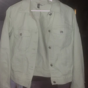 Jeansjacka - Cool jeansjacka från HM! Den är mintgrön, inte vit! ;) Förgen syns tydligare på andra bilden.