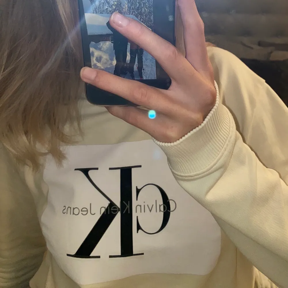 Säljer min supersnygga sweatshirt från Calvin Klein då den tyvärr är något liten på mig som är 170 cm. Perfekt nu till hösten! I nyskick och säljs direkt för 250 eller bud från 150. Storlek XS!. Tröjor & Koftor.