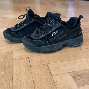 Fila skor  - Äkta FILA skor i strl 38, men skulle snarare säga att de passar 37.5. Använda men hela och fräscha. Luktar inte. Säljer pga de är aningen trånga för mig. 