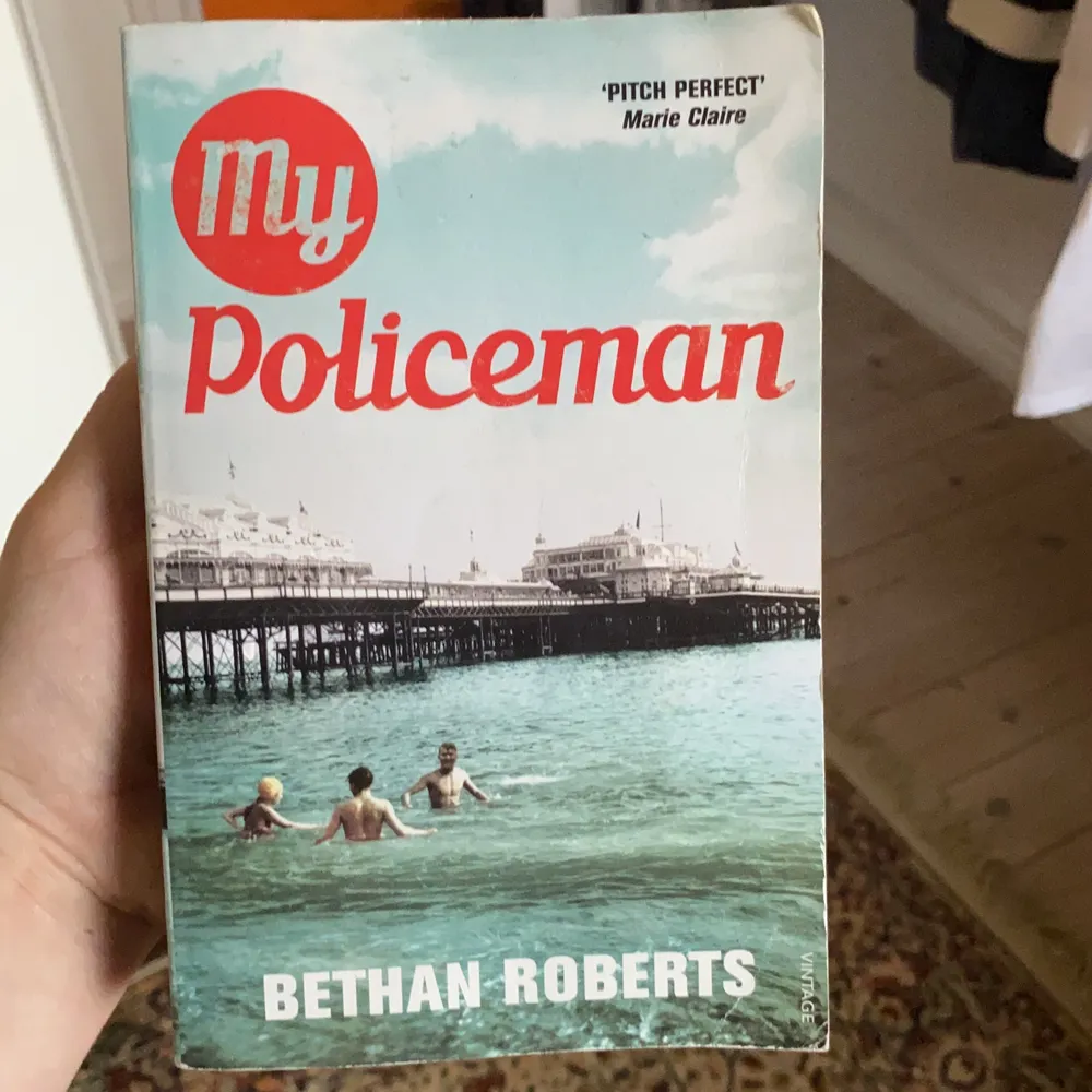 Säljer boken My policeman av Bethan Roberts! Har redan läst den, och därför letar den efter ett nytt hem. Superbra med queer representation, också boken filmen Harry Styles spelar huvudrollen Tom i baseras på! Boken är tyvärr lite skadad, därav det billigare priset, men det är absolut inget fel på den. Frakten vet jag inte än, men självklart försöker jag göra den så billig som möjligt. Hör av dig om du har frågor!🌳🌱🌿💕. Böcker.