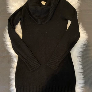 Hm klänning  - Jätte fin styckad klänning perfekt till hösten, as snygg form man får i den. 