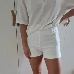 Stretchiga kostym shorts från Zara. Stl S men passa även mig som kan ha M ibland. Väldigt lite använda.