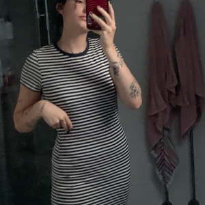 Blå/vit randig t-shirt klänning - En så fin marinblå och vitrandiga t-shirt klänning! Den är tajt och så mjuk! Jag har vanligtvis storlek S-M o den passar bra, men kan passa mindre och större storlekar då den är väldigt stretchig! Skriv för mer info💞