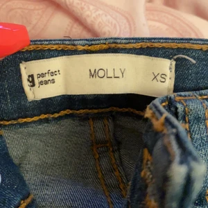 Jeans från Gina Tricot  - Mörka high waist jeans från Gina i storlek Xs men eftersom de är sååå stretchiga så passar de även de som har storlek S 