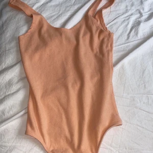 Orange body  - Super fin orange body ifrån Bikbok i stl S💗
