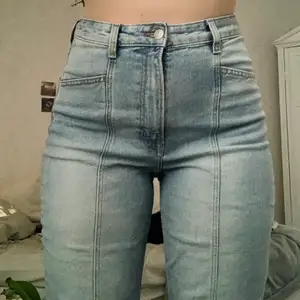 Hyfsat nya jeans från h&m. Inte använda så många gånger. Lite korta för mig som är 170cm. Passar men har inte så lös passform pga att storleken är lite liten. Finns inga defekter. Är jättefina annars. 