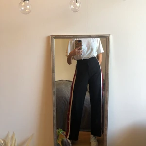 Svarta kostymbyxor  - Supersköna kostymbyxor med hög stretchig midja och snygga detaljer längs benen. Säljer då de inte kommer till användning längre🌺  Buda/pruta i kommentera! 80kr +frakt✨