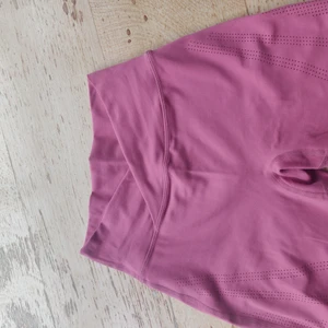 Alphalete surface laser cut - Alphalete surface path laser cut leggings I mycket fint skick. Använda max 3 gånger. De är i färgen Rose Wine, storlek XS. 
