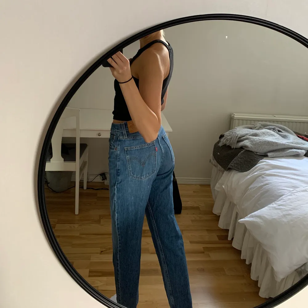 Trendiga raka midwaist jeans från Levis. Säljer då de är något stora för mig och därför nästintill oanvända. Använda Max 3 ggr.💕innerbenslängd 77 cm. Jeans & Byxor.