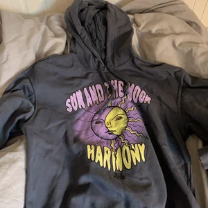 Hm Hoodie. Divided 💕 - Säljer den här super fina tröjan ifrån hm divided i stl xs men passar s och m också ❤️ andvänd fåtal gånger. Tröjan är grå med ett fint tryck och mysigt material ❤️ Skriv privat för fler ditaljer❤️