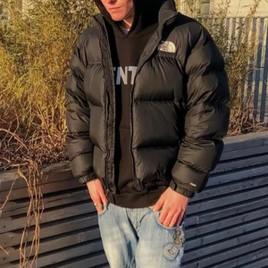 north face jacka 1996 nuptse  - Säljer min tnf jacka för jag tänkte prova nåt nytt, knappt använd, e 1.88-1.90 och passar mig såhär! bud ligger på 2.200kr! 