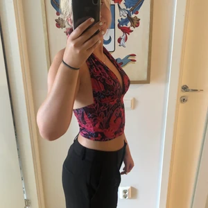 Trendig topp - Jätte snygg treenig halted neck topp. Vet inte vart den är ifrån då jag fick den av en kompis. Storlek S men funkar för XS, jag har ibland M och den funkar för mig