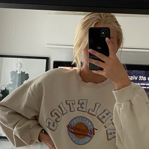 Sweatshirt  - Säljer denna fina sweatshirt från Gina tricot, använd max 5 gånger. Jättecoolt tryck och är i storlek M, mysig och härlig i storleken alltså🥳 köparen står för frakt och betalning via swish