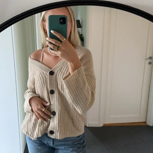 Stickad cardigan - Beige/smutsrosa stickad cardigan/tröja med knappar från Pull&Bear❣️ Sitter snyggt oversized och är väldig skön. Storlek XS