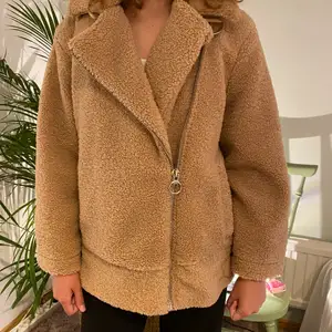 Vinterjacka från topshop beige/brun. Storlek S/36-38. Skicka för fler bilder, frakt tillkommer 